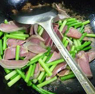 Stir-fried Pork Tongue with Garlic Sprouts recipe