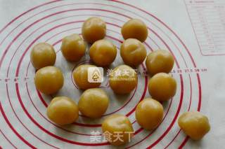 Mooncake with Lotus Seed Paste and Egg Yolk recipe