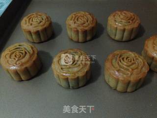 Bean Paste and Egg Yolk Guangyue recipe