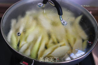 A Good Food Therapy Product for Invigorating The Body, Eliminating Annoyance, Hangover, Weight Loss and Beauty—oil-stewed Rice Noodles recipe