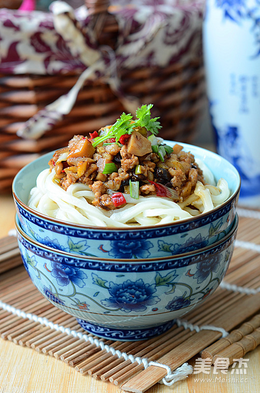 Pleurotus Eryngii and Black Bean Sauce Noodles recipe