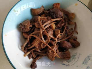 Braised Chicken Drumsticks with Agaricus and Tea Tree Mushroom recipe