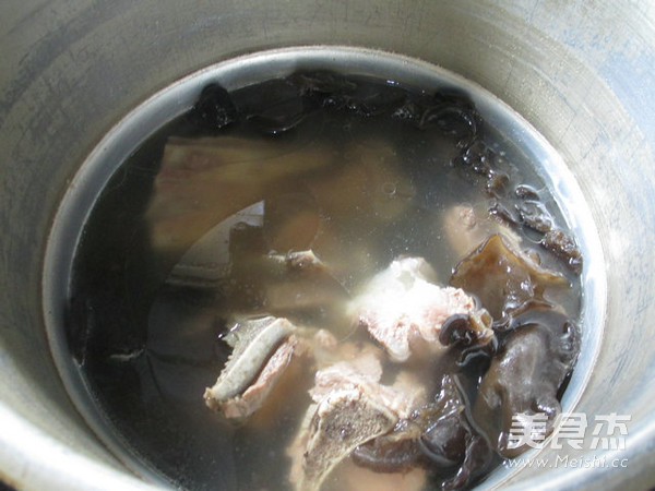 Black Fungus, Cabbage and Bone Soup recipe