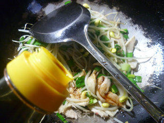 Stir-fried Soybean Sprouts with Garlic and Soy Protein recipe