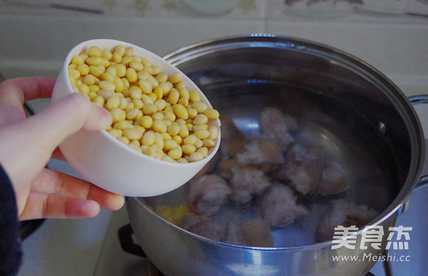 Braised Pig's Trotters with Soybeans and Peanuts recipe