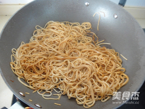 Stir-fried Noodles with Beef and Green Pepper recipe