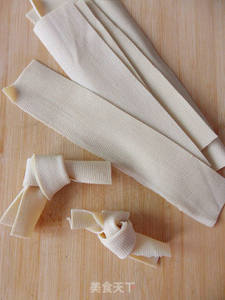 [winter Health Food of Common People's Home] Soup with Bean Skin Tube and Bone recipe