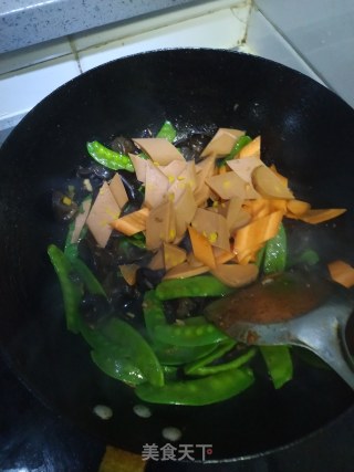 Stir-fried Snow Beans with Fungus and Carrots recipe