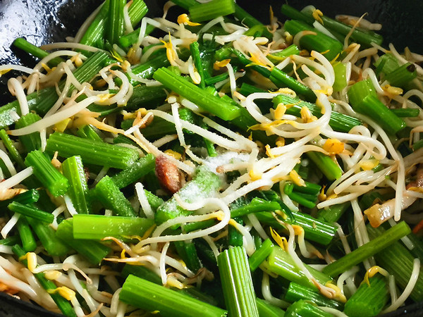 Celery Stir-fried Mung Bean Sprouts recipe