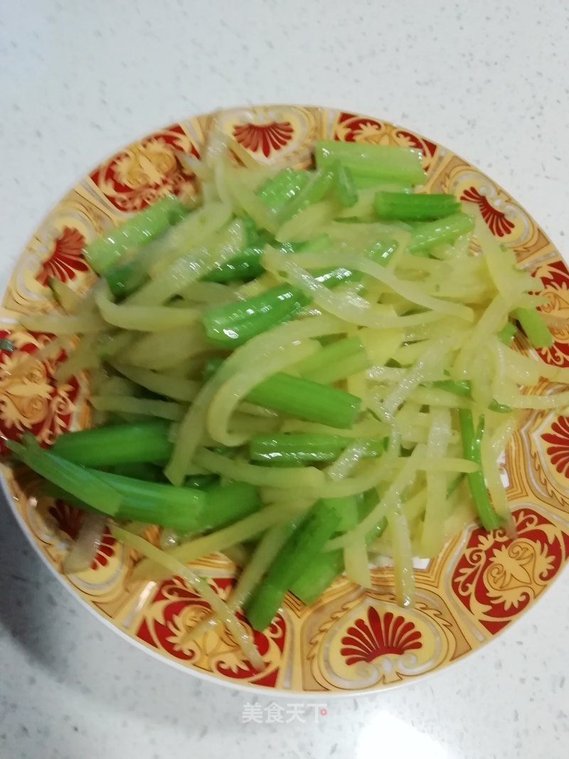 Stir-fried Shredded Potatoes with Celery recipe