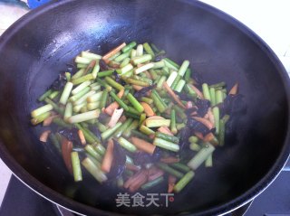 Stir-fried Bamboo Shoots with Garlic Stalks recipe