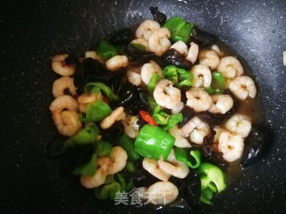 Stir-fried Shrimp with Wrinkled Pepper Fungus recipe