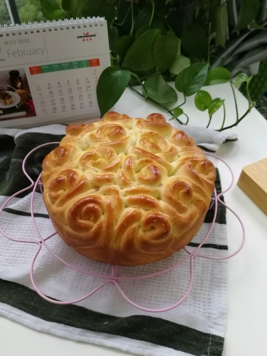 Roses Squeeze Bread