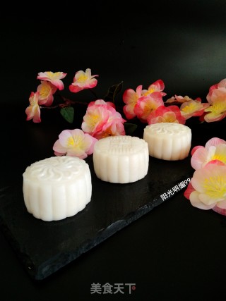 Snowy Mooncake with Lotus Seed Paste and Egg Yolk recipe