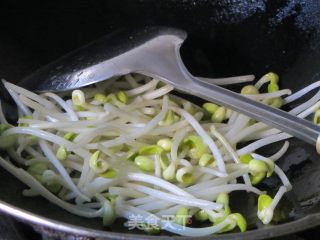 Bean Sprouts and Crucian Carp Soup recipe