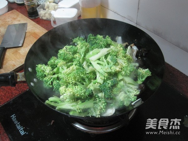 Stir-fried Broccoli with Lily recipe