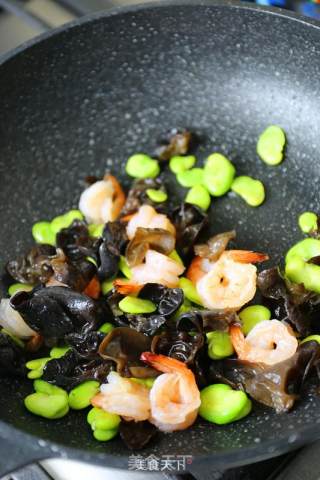Fried Shrimp with Broad Beans and Fungus recipe