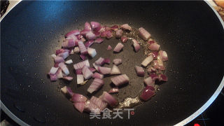 Salmon with Onion and Black Pepper Sauce recipe