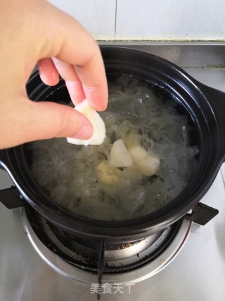 Pear and Tremella Soup recipe