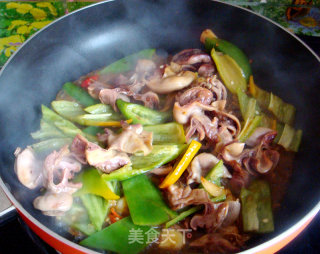 Stir-fried Pig Intestines with Green Pepper recipe