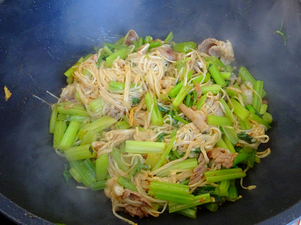 Lamb and Enoki Mushroom Stir-fried Celery recipe