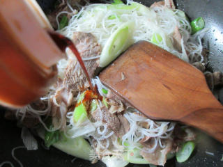 Stir-fried Rice Noodles with Beef and Green Onion recipe