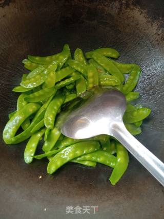 Fried Pork with Snow Peas recipe