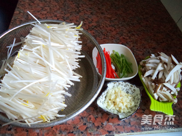 Stir-fried Silver Bud with Fresh Mushrooms recipe