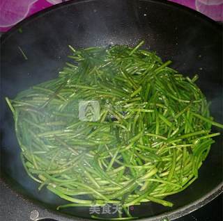 Stir-fried Bacon with Artemisia recipe