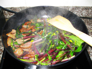 Stir-fried Bacon with Red Cabbage Moss recipe