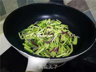 Stir-fried Pork with Garlic Sprouts recipe
