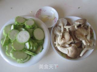 Fried Shimeji Mushroom with Loofah recipe