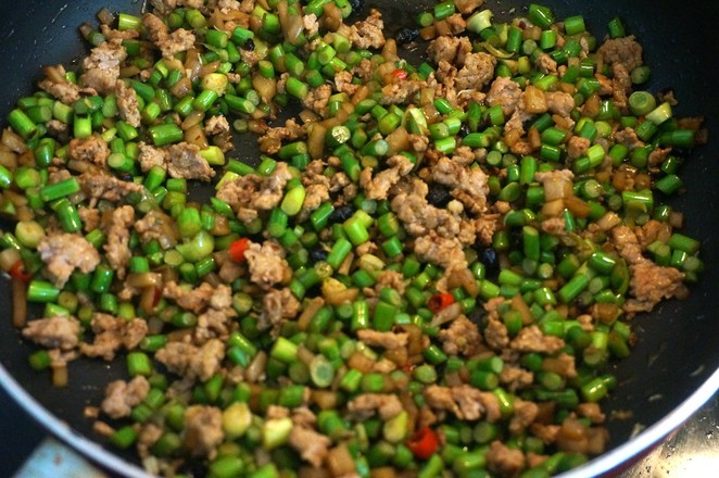 Minced Meat with Garlic Sprouts recipe