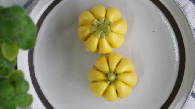 Pumpkin Steamed Buns (with Pipa Knot Video) recipe