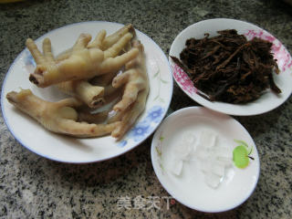 Braised Chicken Feet with Bamboo Shoots and Dried Vegetables recipe