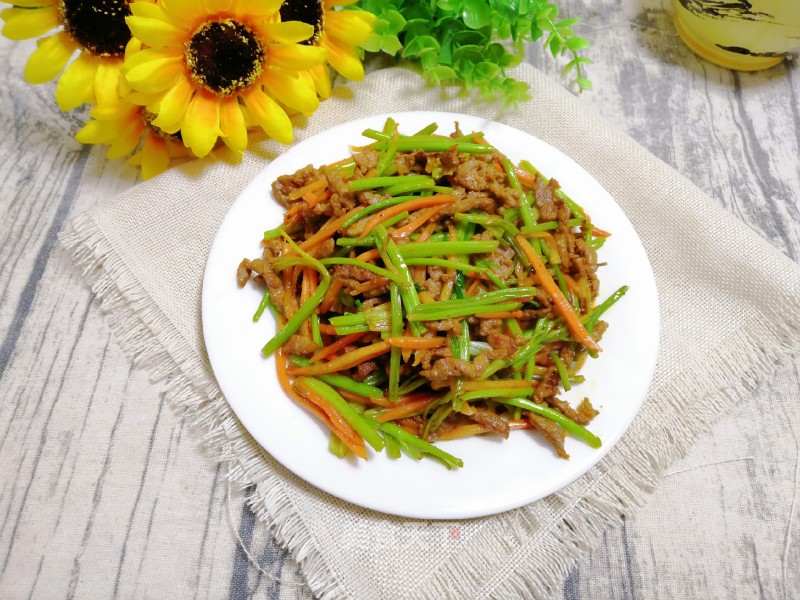Stir-fried Shredded Pork with Cilantro and Carrots recipe