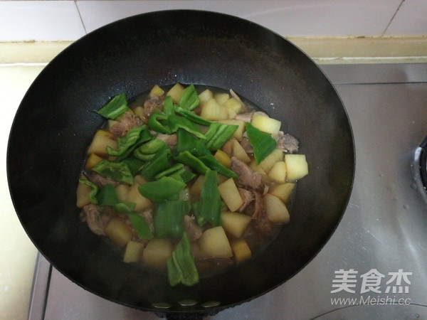 Stewed Pork Pork with Potatoes and Green Peppers recipe