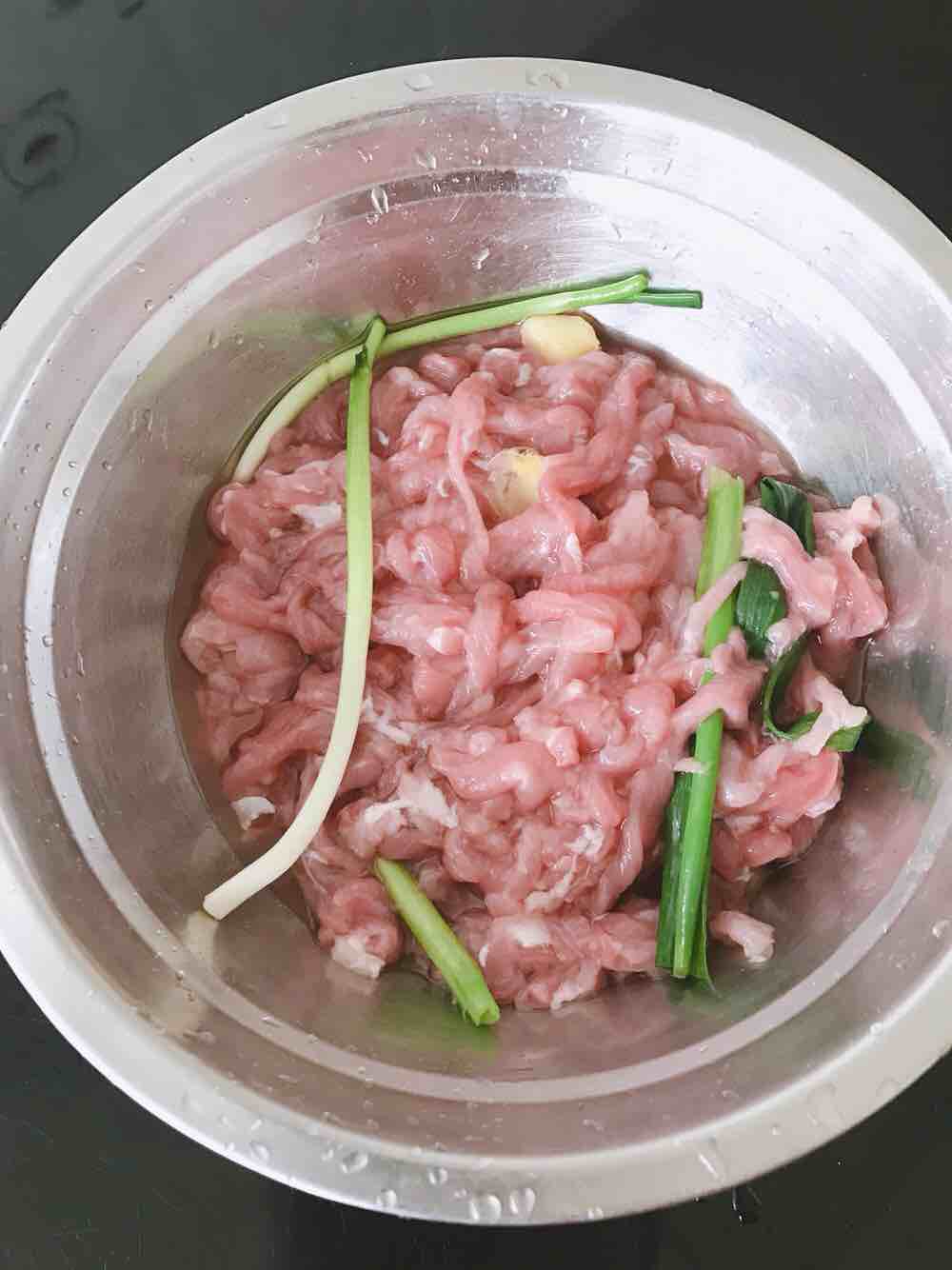 Stir-fried Shredded Pork with Garlic Sprouts recipe