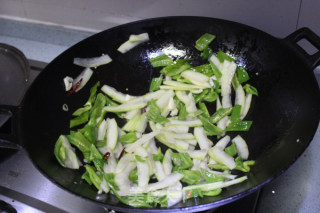 Stir-fried Sweet and Sour Green Pepper and Watermelon Peel recipe