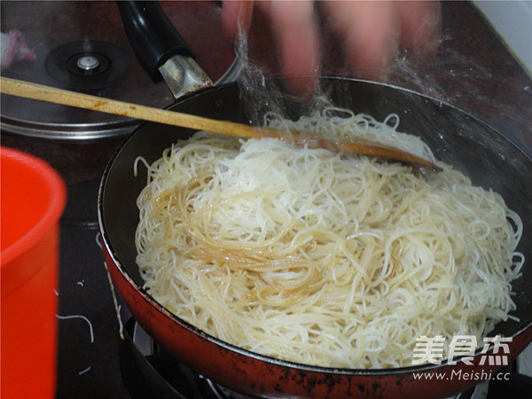 Fried Rice Noodles with Beans recipe