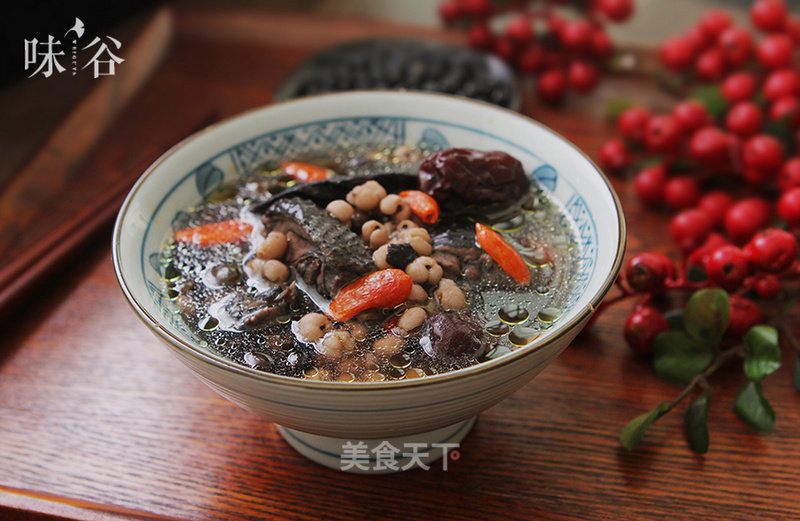 Black Bean and Shouwu Boiled Chicken Soup for Nourishing Qi and Blood recipe