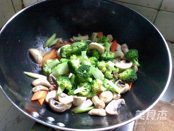 Stir-fried Mushrooms with Broccoli recipe