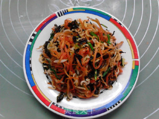 Stir-fried Instant Noodles with Whitebait, Seaweed and Carrot recipe