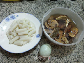 Stir-fried Rice Cake with Porcini Mushroom and Duck Egg recipe