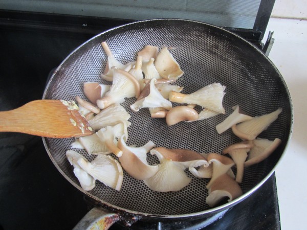 Pork Belly Mushroom with Egg Gourd recipe