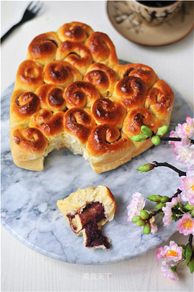 #四session Baking Contest and is Love to Eat Festival#purple Sweet Potato and Red Bean Roll Bread Flower recipe
