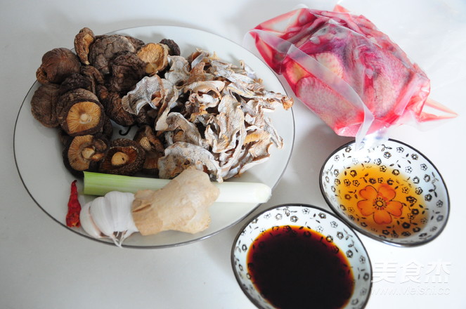 Stir-fried Pigeon with Mushrooms and Dried Bamboo Shoots recipe