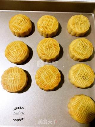 Cantonese-style Rattan Pepper Beef Mooncakes recipe