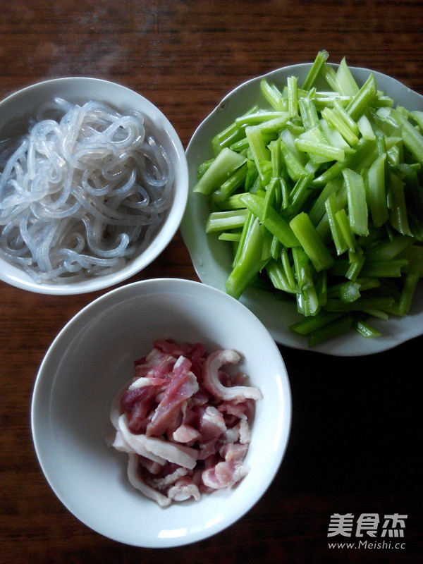 Celery Stir-fried Noodles recipe