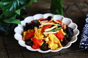 A Must-have Vegetarian Dish in Summer, Stir-fried White Mushrooms with Tomatoes and Eggs recipe